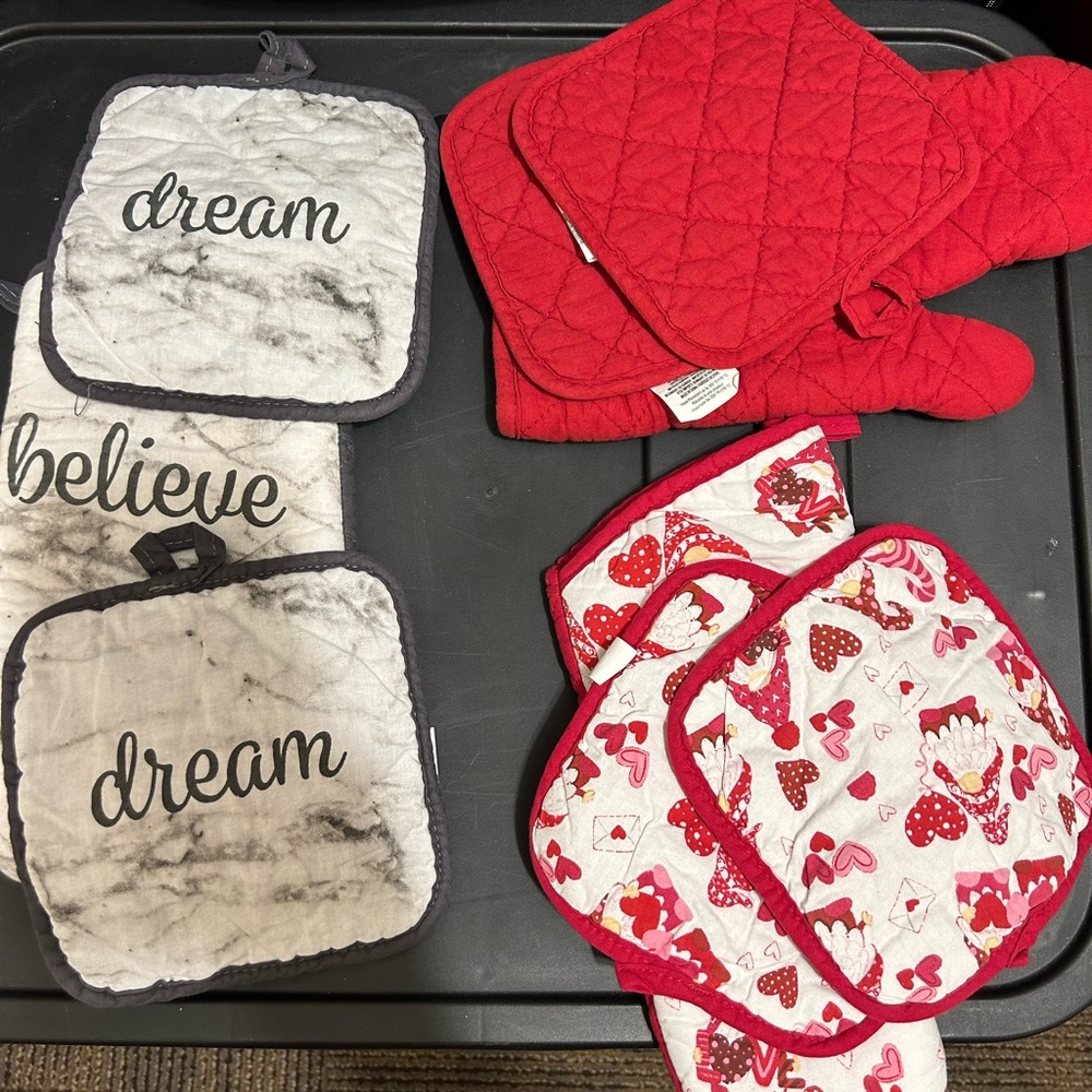 Red and White Kitchen Pot Holders Set